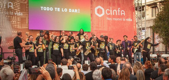 Funambulista, Edurne y Motxila 21 inauguran con su música la exposición itinerante La mirada del paciente de Cinfa - 1, Foto 1