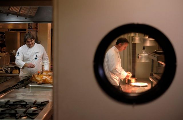 Alojamiento, cena y desayuno animan el toque de queda - 1, Foto 1