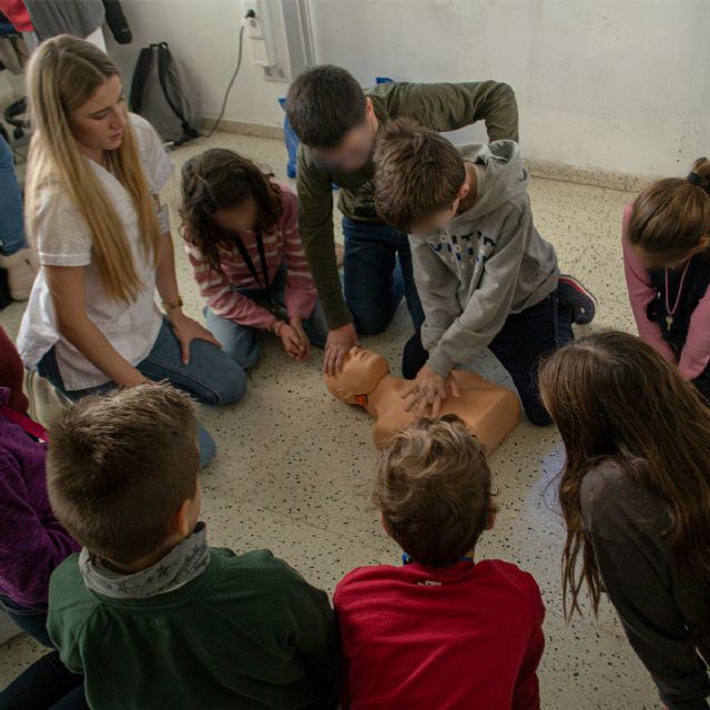 Vithas forma a alumnos del Colegio Alemán de Valencia en maniobras de reanimación cardiopulmonar y primeros auxilios - 2, Foto 2