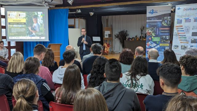 Alumnos de la Región aprenden a usar la tecnología para desarrollar proyectos que ayuden a las personas - 1, Foto 1