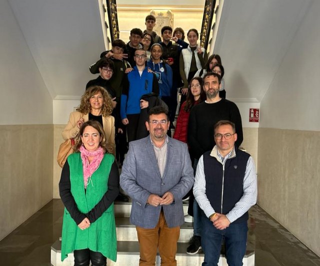 Alumnos del Colegio Miguel de Cervantes se interesan por la elaboración de un presupuesto municipal - 1, Foto 1