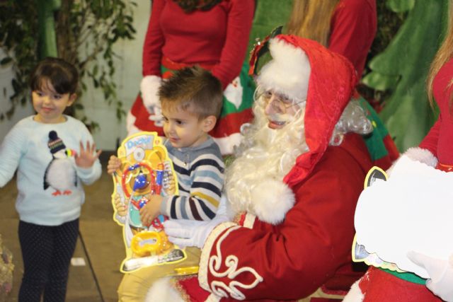 Papá Noel recorre las calles de San Pedro del Pinatar en la cabalgata Fantasía de Navidad - 5, Foto 5