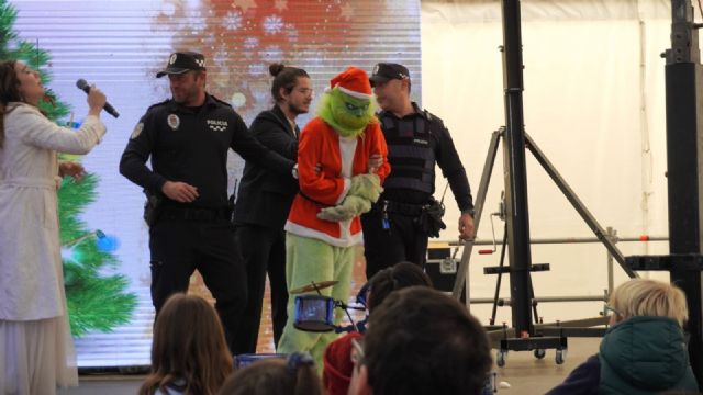 La Policía Local de Los Alcázares detiene al Grinch y salva la Navidad durante la Mañana Buena - 4, Foto 4