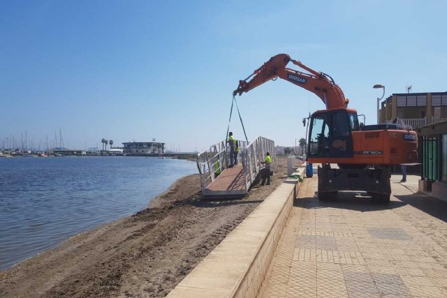 Comienza en Los Nietos la instalación de las cinco pasarelas flotantes en sus nuevas ubicaciones - 1, Foto 1