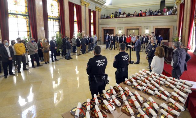 El Ayuntamiento de Murcia homenajea a los 63 policías locales jubilados desde 2020 - 2, Foto 2