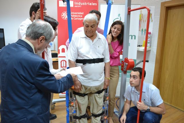 Ancianos de Cieza prueban el robot exoesquelético de la Politécnica de Cartagena para andar sin esfuerzo - 1, Foto 1