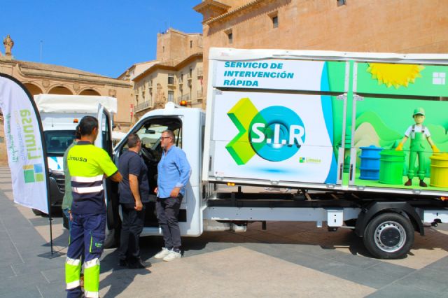 El Ayuntamiento incorpora tres nuevas furgonetas a la limpieza viaria, retirada de voluminosos y cartón de los comercios - 1, Foto 1