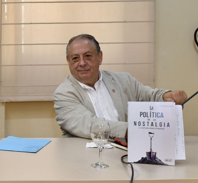 El libro 'La política de la nostalgia', del profesor Jorge Novella, recibe el premio nacional de edición universitaria a la mejor monografía de Ciencias Sociales El libro 'La política de la nostalgia', del profesor Jorge Novella, recibe el premio nacional de edición universitaria a la mejor monografía de Ciencias Sociales