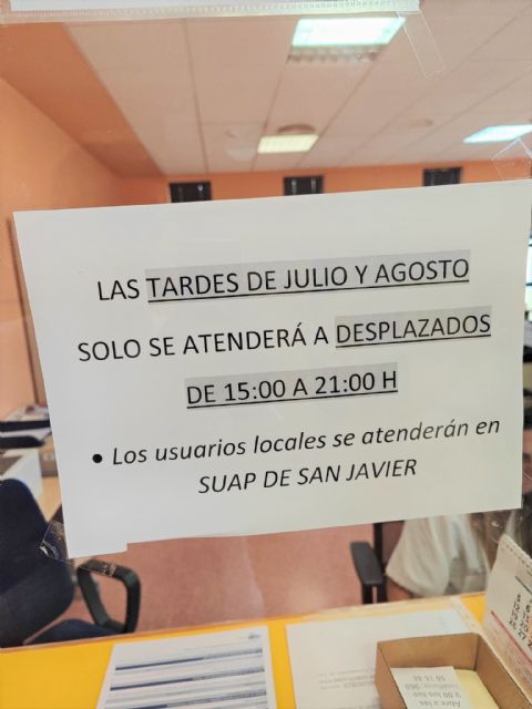 Vecinos de Los Alcázares manifiestan su malestar por la atención del Centro de Salud - 1, Foto 1