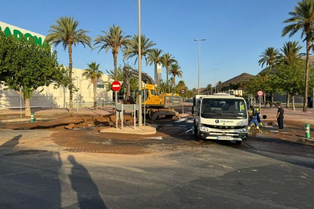 Rotura de una tubería de agua la MCT entre Sebastián Feringán y la Avenida del Cantón - 1, Foto 1