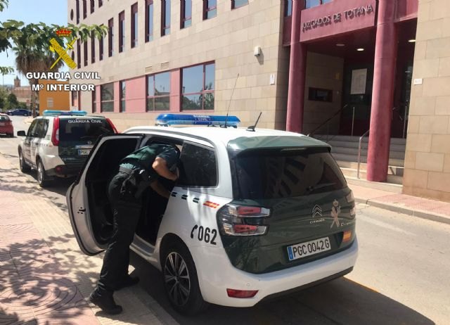 La Guardia Civil detiene en Totana a tres personas dedicadas a cometer atracos, Foto 1