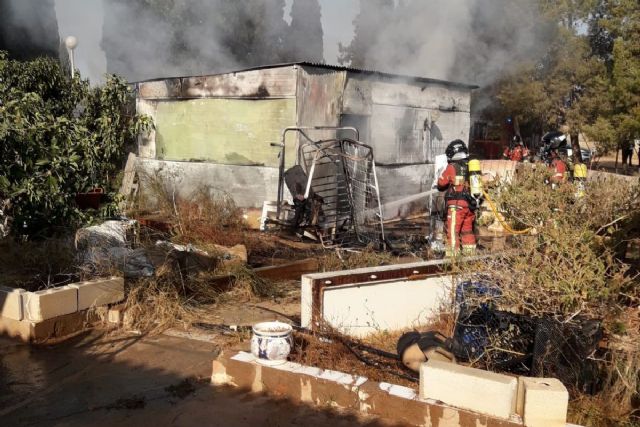 Bomberos de Cartagena atienden un incendio en una vivienda prefabricada de La Aljorra - 1, Foto 1