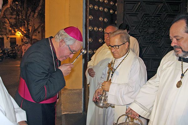 La Eucaristía presidida por la imagen del Divino Infante, que se halla en el altar mayor del templo parroquial, oficiando esta solemne función monseñor José Ángel Saiz Meneses, arzobispo de Sevilla - 1, Foto 1