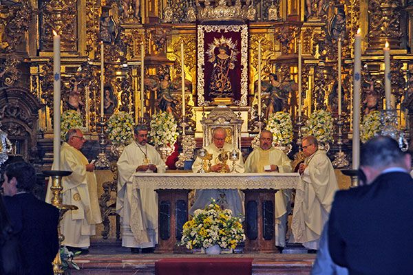 La Eucaristía presidida por la imagen del Divino Infante, que se halla en el altar mayor del templo parroquial, oficiando esta solemne función monseñor José Ángel Saiz Meneses, arzobispo de Sevilla - 2, Foto 2