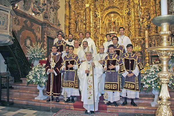 La Eucaristía presidida por la imagen del Divino Infante, que se halla en el altar mayor del templo parroquial, oficiando esta solemne función monseñor José Ángel Saiz Meneses, arzobispo de Sevilla - 3, Foto 3