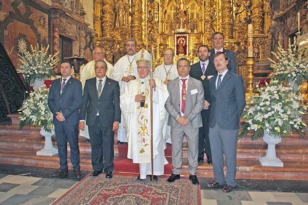 La Eucaristía presidida por la imagen del Divino Infante, que se halla en el altar mayor del templo parroquial, oficiando esta solemne función monseñor José Ángel Saiz Meneses, arzobispo de Sevilla - 5, Foto 5