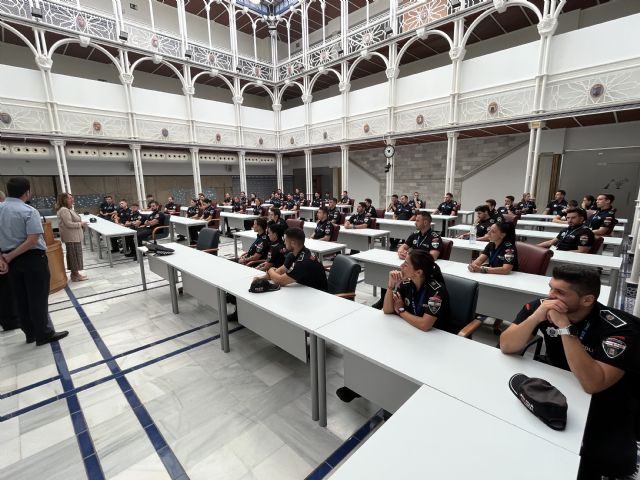 La Asamblea Regional acoge la visita de 54 nuevos policías locales de la Región de Murcia - 2, Foto 2