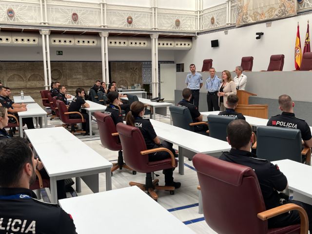 La Asamblea Regional acoge la visita de 54 nuevos policías locales de la Región de Murcia - 3, Foto 3