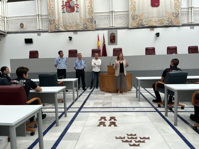 La Asamblea Regional acoge la visita de 54 nuevos policías locales de la Región de Murcia - 4, Foto 4