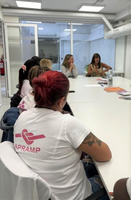 La consejera de Política Social visita en Madrid el centro de formación de Apramp que busca facilitar el acceso laboral a mujeres en contextos de prostitución - 2, Foto 2