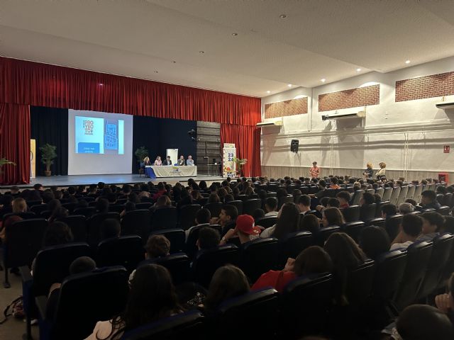 450 alumnos molinenses asisten a una mesa redonda sobre prevención de la adicción a los juegos de azar entre jóvenes - 1, Foto 1