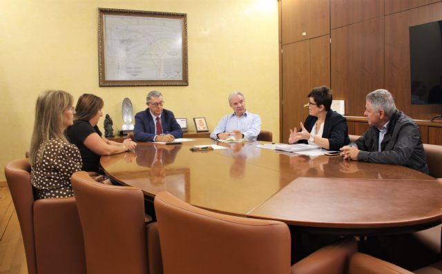 El presidente de la CHS mantiene un encuentro con la asociación de vecinos de Bahía Bella - 1, Foto 1