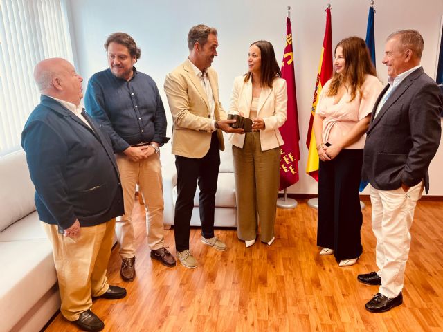 La consejera de Salud recibe a los responsables del hospital HLA La Vega, distinguido con un premio nacional a la excelencia en innovación en tecnología sanitaria La consejera de Salud recibe a los responsables del hospital HLA La Vega, distinguido con un premio nacional a la excelencia en innovación en tecnología sanitaria