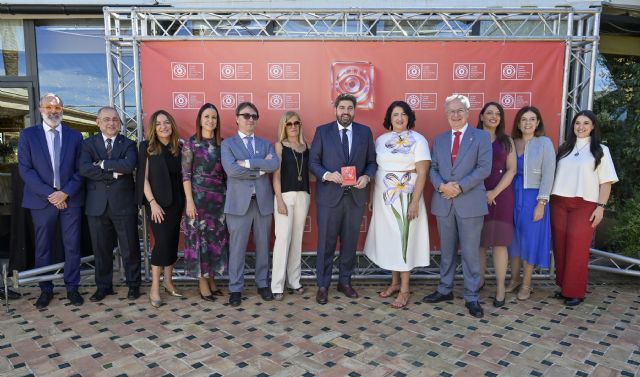 López Miras recibe la Medalla de Colegiado de Honor de Ópticos-Optometristas de la Región de Murcia López Miras recibe la Medalla de Colegiado de Honor de Ópticos-Optometristas de la Región de Murcia