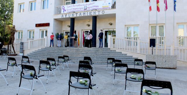 Lorquí recuerda con 41 sillas vacías a las víctimas mortales de violencia de genero de 2020 - 1, Foto 1