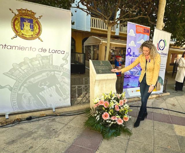 Los lorquinos muestran su repulsa ante la violencia de género y se suman al acto conmemorativo del 25N en recuerdo de las víctimas - 3, Foto 3