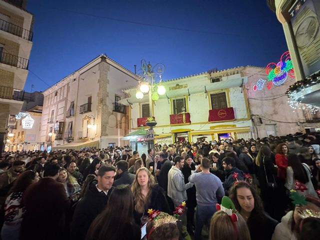 Miles de personas disfrutan esta Nochebuena del 'tardeo' en Lorca llenando las calles del casco histórico - 1, Foto 1