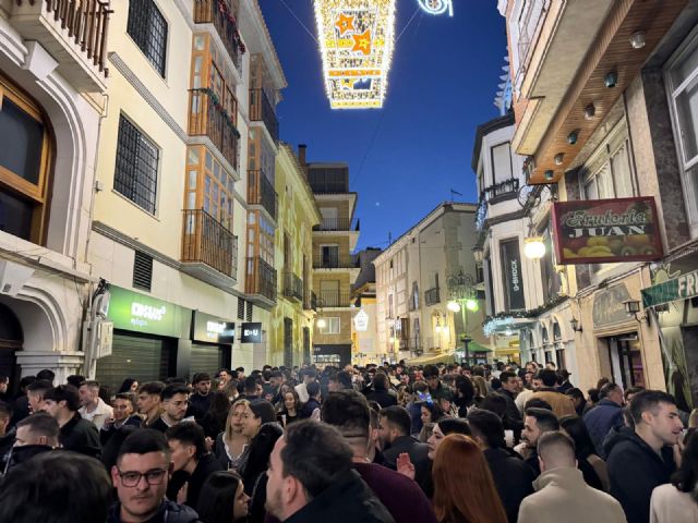 Miles de personas disfrutan esta Nochebuena del 'tardeo' en Lorca llenando las calles del casco histórico - 2, Foto 2