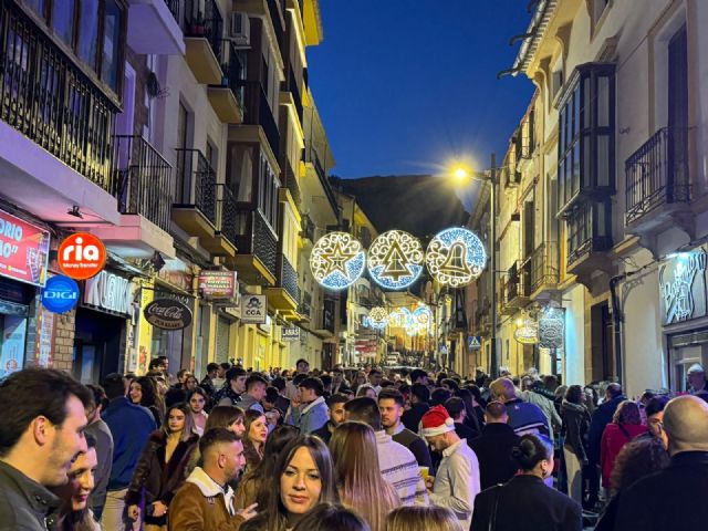 Miles de personas disfrutan esta Nochebuena del 'tardeo' en Lorca llenando las calles del casco histórico - 3, Foto 3