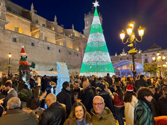 Miles de personas disfrutan esta Nochebuena del 'tardeo' en Lorca llenando las calles del casco histórico - 4, Foto 4