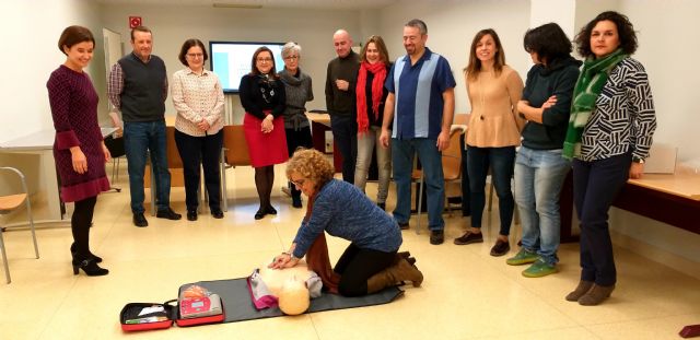 Personal de la Consejería de Salud y licenciados en Ciencias de la Actividad Física y el Deporte aprenden técnicas de reanimación pulmonar - 1, Foto 1