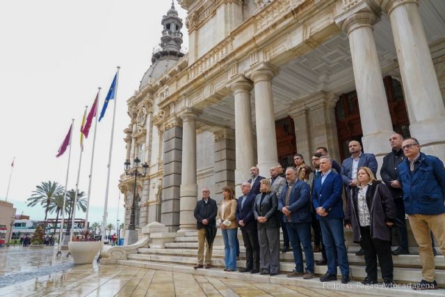 El Ayuntamiento de Cartagena guarda un minuto de silencio por las víctimas del incendio de Valencia - 1, Foto 1