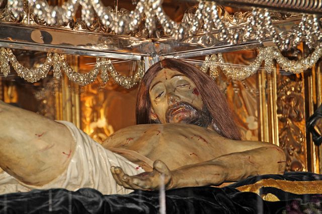 Procesiones. La primera procesión de una dolorosa bajo palio que mantiene las formas y la estética del Siglo pasado de ocho varales del siglo XVIII en la su vida a sus sede de la Real Ermita de San Gregorio de Osset - 1, Foto 1