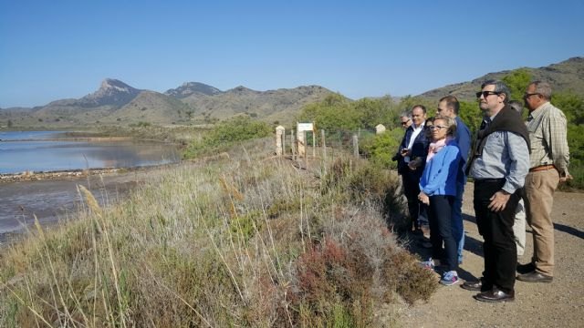 La Consejería recupera la función biológica de la actividad salinera en el humedal de las Salinas del Rasall - 1, Foto 1