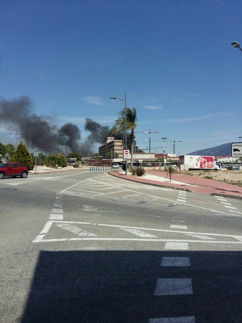 Servicios de emergencia acuden a sofocar un incendio declarado en las instalaciones de la empresa ElPozo, en Alhama de Murcia - 3, Foto 3