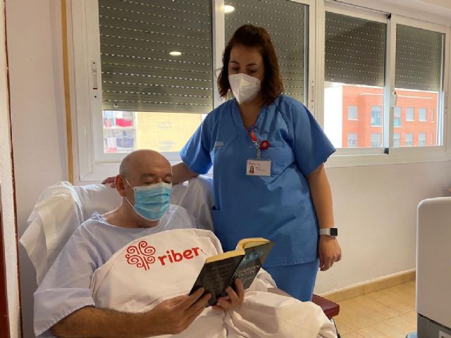 Ribera Hospital de Molina recibe una donación de la Red de Bibliotecas municipal con motivo del Día del Libro - 1, Foto 1