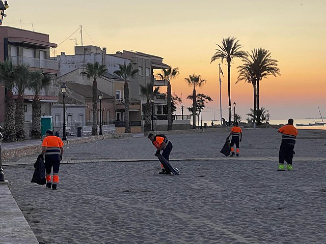 Urbaser recoge en tiempo récord más de 1.100 kilos de residuos la noche de San Juan en la playa de Los Alcázares - 1, Foto 1