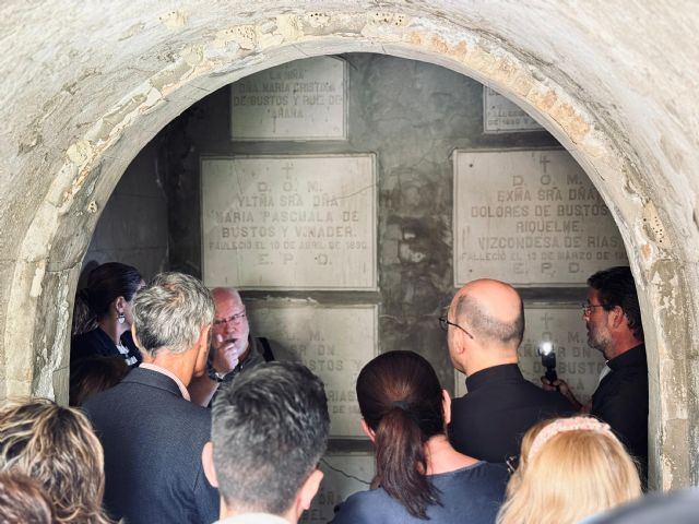 La alcaldesa de Archena asiste a la apertura de la Cripta de la Ermita del Balneario que podrá visitarse, a partir de hoy - 3, Foto 3