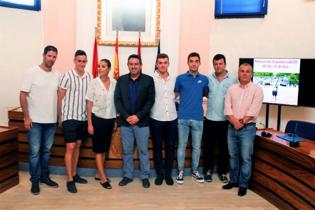 El alcalde de Alcantarilla recibe en el Ayuntamiento a los tres atletas del Nutribán Sociedad Atlética que durante estos últimos meses consiguieron campeonatos y record nacionales y regionales de atletismo - 1, Foto 1