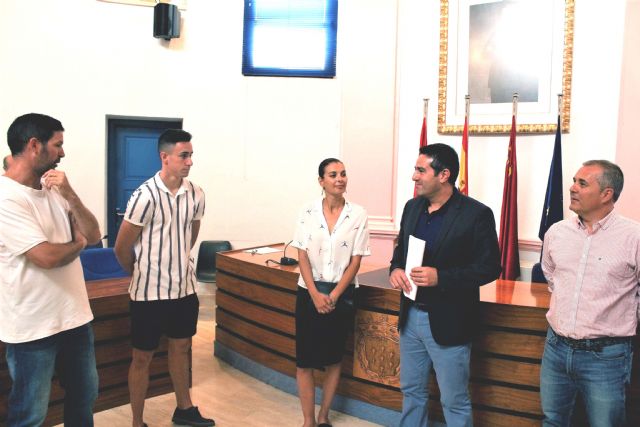 El alcalde de Alcantarilla recibe en el Ayuntamiento a los tres atletas del Nutribán Sociedad Atlética que durante estos últimos meses consiguieron campeonatos y record nacionales y regionales de atletismo - 3, Foto 3