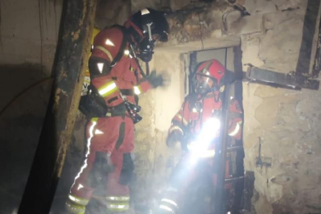 Bomberos de Cartagena extinguen un incendio en una casa de El Palmero - 1, Foto 1