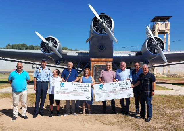 Intedis y Alcantarilla F.C. Diversidad Funcional reciben los 10.000 euros recaudados en la Carrera de la Base Aérea - 1, Foto 1