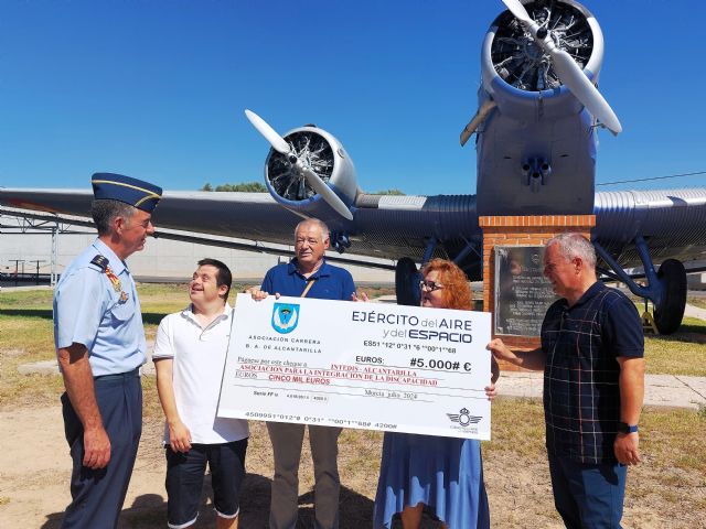 Intedis y Alcantarilla F.C. Diversidad Funcional reciben los 10.000 euros recaudados en la Carrera de la Base Aérea - 2, Foto 2