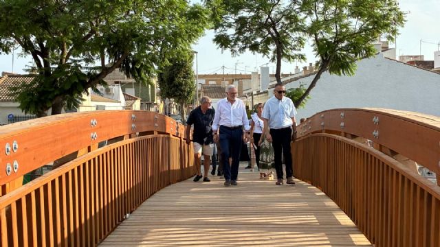 Una nueva pasarela peatonal conecta el Barrio de Santiago sobre la rambla Una nueva pasarela peatonal conecta el Barrio de Santiago sobre la rambla