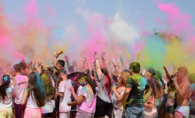 La tercera edición de la 'Holi Festival' volvió a llenar de color y diversión las Fiestas torreñas - 1, Foto 1