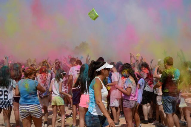 La tercera edición de la 'Holi Festival' volvió a llenar de color y diversión las Fiestas torreñas - 3, Foto 3